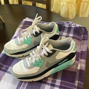 Used fairly new Nike shoes